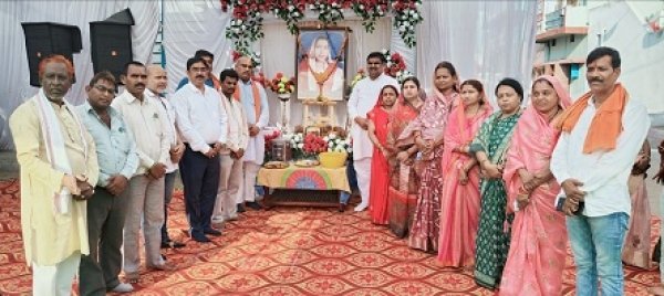गायत्री साहू को श्रद्धांजलि देने बड़ी संख्या में जनप्रतिनिधि व वार्डवासी पहुंचे