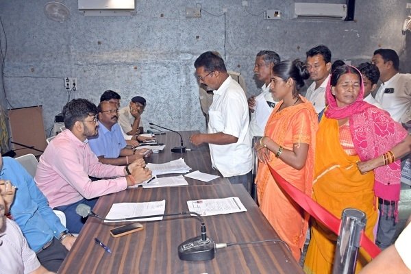 अतिक्रमण हटाने, जर्जर स्कूल की मरम्मत एवं पेंशन की राशि दिलाने प्राप्त हुए आवेदन, कलेक्टर ने नियमानुसार निराकरण के दिए निर्देश