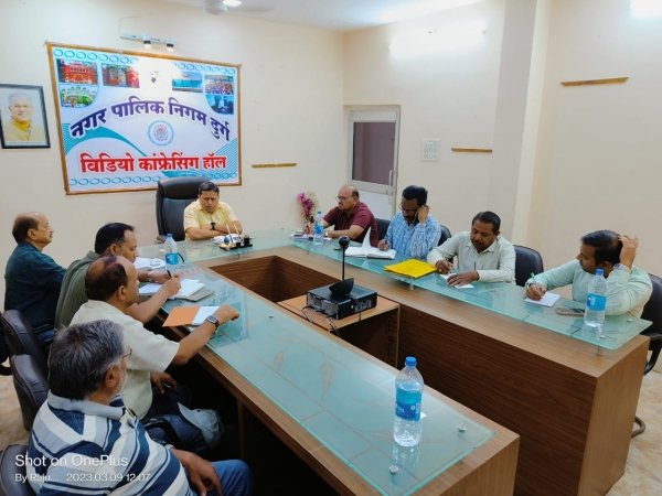 निगम आयुक्त लोकेश चंद्राकर ने योजनाओं को लेकर की समीक्षा बैठक, महत्वपूर्ण कार्यों में लेटलतीफी ना करें जिम्मेदार अफसर