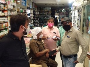 हरिओम ब्यूटी वर्ल्ड आधा शटर खुलकर क्रेता को अंदर सामान देते पाया गया निगम की टीम ने लगाया 3000 जुर्माना*