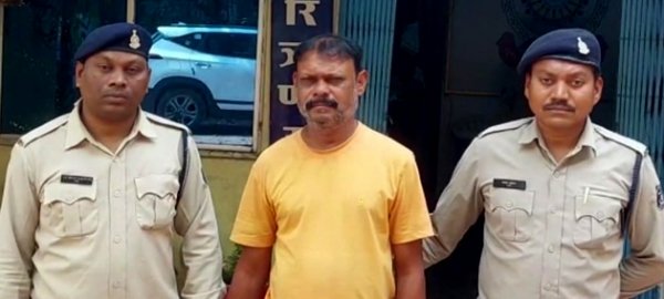 एसिड से चेहरा जलाने की धमकी देकर दुष्कर्म करने वाला आरोपी गिरफ्तार