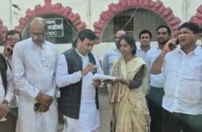 धान घोटाले पर 'मुसवा बारात": दुर्ग में कांग्रेस का अनोखा , चूहों की झांकी ने घेरा कलेक्टर कार्यालय