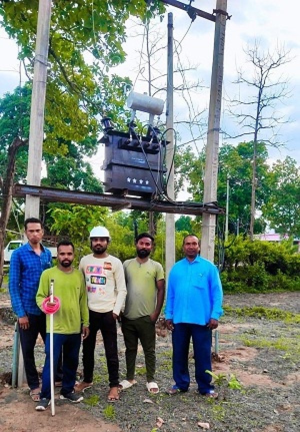 कोयलीबेड़ा की लंबे समय से चली आ रही मांग हुई पूरी डॉ. प्रियंका शुक्ला की पहल पर कोयलीबेड़ा में लगा ट्रांसफार्मर