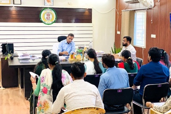 सीईओ जिला पंचायत ने ली आवास पखवाड़ा की समीक्षा बैठक