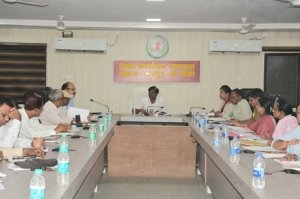 निर्धारित समयावधी में गुणवत्ता के साथ पूर्ण करने के दिये निर्देश : कलेक्टर