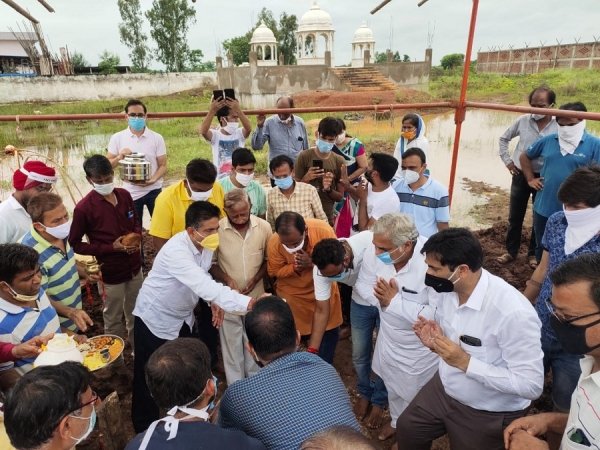 सल्लेखना व्रत धारण करने वाली माता जी को सैकड़ों ने किये नसिया में श्रद्धासुमन अर्पित