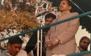 बात पुरानी है जब बागी बलिया ने चंद्रशेखर के सामने मुलायम को मंच से दौड़ा दिया था