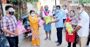 दीनदयाल उपाध्याय वार्ड में बाटी गई बीपीएल कार्ड धारियों को खाद्यान सामग्री