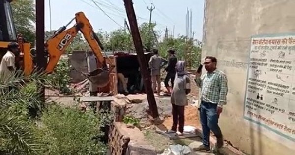 नाला से लगाकर किया अतिक्रमण,नोटिस का जवाब नही देने पर निगम ने की तोड़फोड़ की कार्यवाही ...