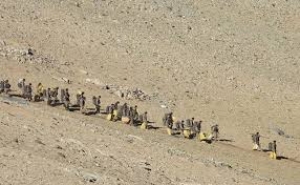 पैंगोंग लेक से पीछे हट रही चीनी सेना, टैंट उखाड़ रहे क्करु्र जवान, टैंक ले जा रहे पीछे