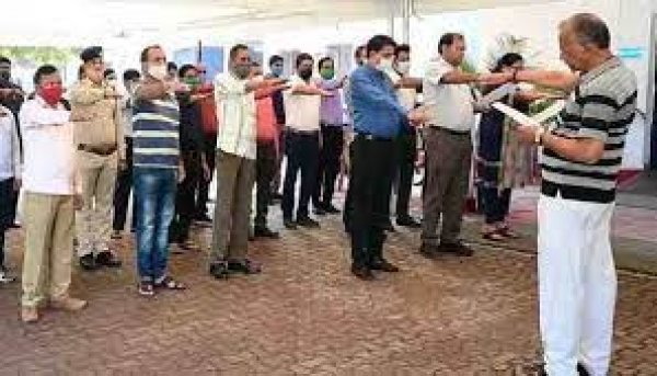 गृह मंत्री साहू सहित अधिकारियों-कर्मचारियों ने संविधान की प्रस्तावना का किया सामूहिक पठन