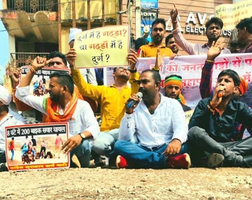 भाजयुमों ने शहर के गड्ढों पर बैठकर किया अनोखा विरोध प्रदर्शन..