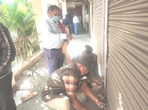 वर्षों से किराया राशि जमा नही करने वाले महिला समृद्धि बाजार के दुकानदारो का निगम ने किया दुकान सील