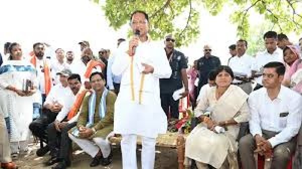 बिलासपुर जिले के ग्राम आमागोहन पहुंचकर मुख्यमंत्री ने किया ग्रामीणों से संवाद