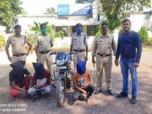डिलीवरी ब्वॉय से लूट करने वाले आरोपी पकड़ाये ,मोबाइल, नगदी सहित बाइक जब्त