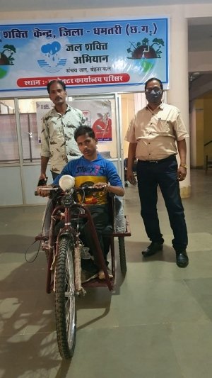 पढ़ाई के साथ अन्यत्र आने-जाने में मोटराइज्ड ट्रायसाइकिल से होगी सुविधा...