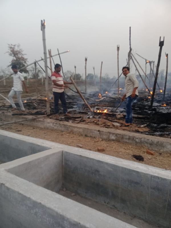 अमोरा के गौठान में आग लगने से पशु शेड जलकर खाक , बिना छाये के  पशुओं को रहना पड़ेगा खुले आसमान में