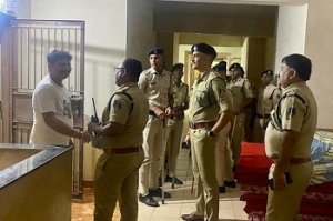 शहर के पास कोलोनियों के साढ़े चार सौ घरों में अलसुबह पुलिस ने दी दबिश किरायेदारों का सत्यापन और किया असामाजिक तत्वों की चेकिंग