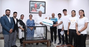 थॉमस कप विजेता भारतीय टीम ने मुख्यमंत्री  भूपेश बघेल के लिए भेजा हस्ताक्षर किया हुआ बैडमिंटन किट