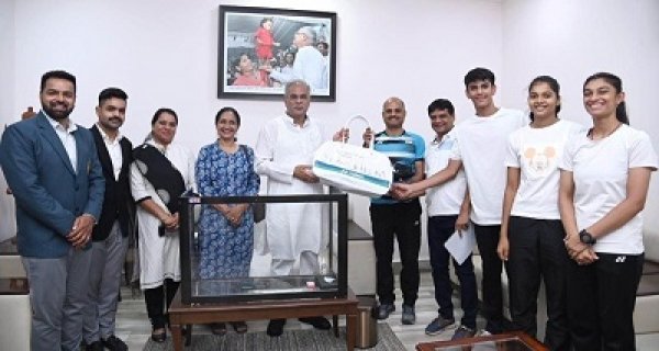 थॉमस कप विजेता भारतीय टीम ने मुख्यमंत्री  भूपेश बघेल के लिए भेजा हस्ताक्षर किया हुआ बैडमिंटन किट