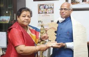 राज्यपाल ने सेवानिवृत्त उप सचिव को सम्मानित किया