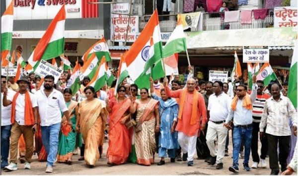 विधायक ललित चंद्राकर और आयुक्त मोनिका वर्मा के नेतृत्व में रिसाली में भव्य तिरंगा यात्रा