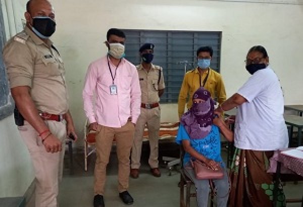 गांजा व देशी शराब के पाउच सहित आरोपी गिरफ्तार
