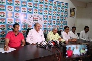 प्रदेश मुख्यालय राजीव भवन में कांग्रेस नेताओं ने देखा राहुल गांधी के प्रेस कॉन्फ्रेंस की रिकॉर्डिंग