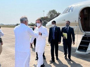 सांसद  राहुल गांधी का राजधानी रायपुर के स्वामी विवेकानंद विमानतल पर मुख्यमंत्री ने किया आत्मीय स्वागत