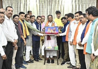 मुख्यमंत्री विष्णु देव साय को बस्तर के ऐतिहासिक &lsquo;गोंचा महापर्व&rsquo; का आमंत्रण : &lsquo;तुपकी&rsquo; भेंट कर किया गया सम्मान