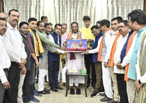 मुख्यमंत्री विष्णु देव साय को बस्तर के ऐतिहासिक &lsquo;गोंचा महापर्व&rsquo; का आमंत्रण : &lsquo;तुपकी&rsquo; भेंट कर किया गया सम्मान