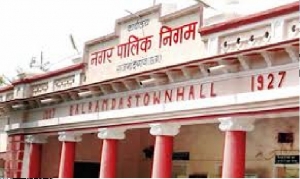 निगम की टीम ने दुर्गा चौक से अतिक्रमण हटाया