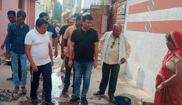महापौर व आयुक्त सुबह नल खुलने के समय गयानगर व राजीव नगर वार्ड पहुंचे,लोगो की समस्याओं से हुये रूबरू: