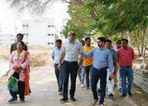 कलेक्टर पहुँचे गोकुल नगर गौठान,लिया जायजा निगमायुक्त एवं जिला पंचायत सीईओ भी रहे साथ