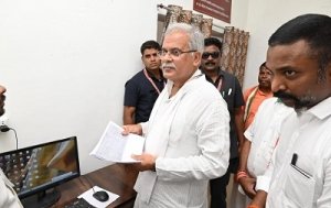 मुख्यमंत्री भूपेश बघेल ने उप तहसील कार्यालय बड़ेडोंगर पहुंचकर कार्यालय का निरीक्षण किया...