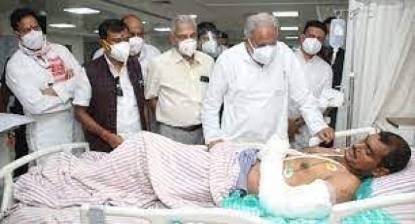 मुख्यमंत्री  ने आज जांजगीर-चांपा जिले के शिवरीनारायण थाना क्षेत्र में हुए वाहन दुर्घटना में घायल पुलिस जवानों का हाल-चाल जाना