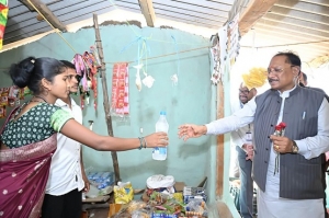 बदलते बस्तर का नया अध्याय: जिन हाथों में कभी बंदूक थी, आज उन्हीं हाथों से मुख्यमंत्री को मिला सम्मान का जल