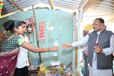 बदलते बस्तर का नया अध्याय: जिन हाथों में कभी बंदूक थी, आज उन्हीं हाथों से मुख्यमंत्री को मिला सम्मान का जल