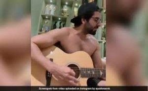 आयुष्मान खुराना ने शर्टलेस होकर गाया 'कल्ले कल्ले' सॉन्ग, फैन्स बोले- दिल से गाते हो आप- देखें
