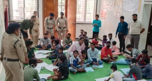 धमतरी पुलिस द्वारा आयोजित 'अभिव्यक्ति' नारी के सम्मान की कार्यक्रम के अंतर्गत महिलाओं एवं बच्चों को किया जा रहा जागरूक