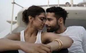 जानें कैसी है दीपिका पादुकोण, अनन्या पांडे और सिद्धांत चतुर्वेदी की 'गहराइयां'