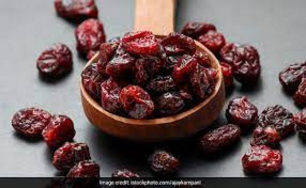 महिलाओं को क्यों खानी चाहिए काली किशमिश? सुबह खाली पेट इसका पानी भी है अमृत, जान लीजिए गजब फायदे