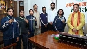 मुख्यमंत्री साय से किक बॉक्सिंग पदक विजेता खिलाड़ियों ने की सौजन्य मुलाकात