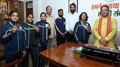 मुख्यमंत्री साय से किक बॉक्सिंग पदक विजेता खिलाड़ियों ने की सौजन्य मुलाकात