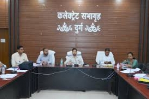 पंचायतों में अविवादित, नामांतरण, बंटवारा प्रकरण पंजीयन में प्रगति लाये - कलेक्टर