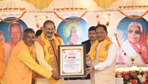 मुख्यमंत्री हसौद पहुँचे, 251 कुण्डीय भव्य गायत्री महायज्ञ में की सहभागिता कन्या विवाह योजना के तहत 140 नवविवाहित जोड़ों को दिया आशीर्वाद