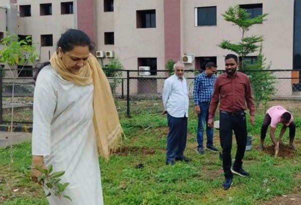 एक पेड़ माँ के नाम अभियान के तहत राज्य सूचना आयोग में किया गया वृक्षारोपण