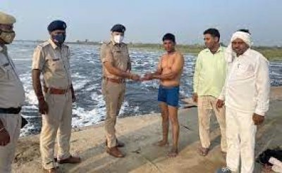 यमुना की मंझधार में कैंटर के साथ फंस गया था युवक, पुलिस ने यूं बचाया