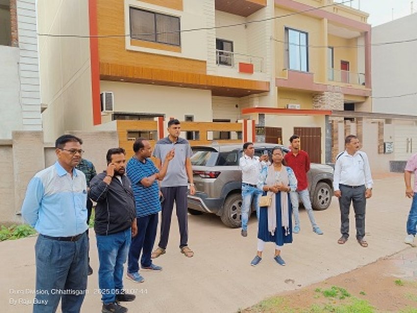 बैधनाथ पारा/महावीर कालोनी में चला निगम का विशेष सफाई अभियान:आयुक्त ने पार्षद के साथ किया निरीक्षण