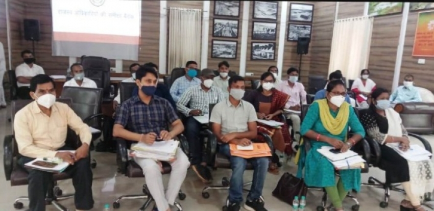 गिरदावरी तैयार करने शत-प्रतिशत किसानों से स्वघोषणा  पत्र अनिवार्य रूप से प्राप्त करें राजस्व अधिकारियों की समीक्षा बैठक में कलेक्टर ने फर्द बंटवारा के लंबित प्रकरणों को निराकृत करने के दिए टिप्स